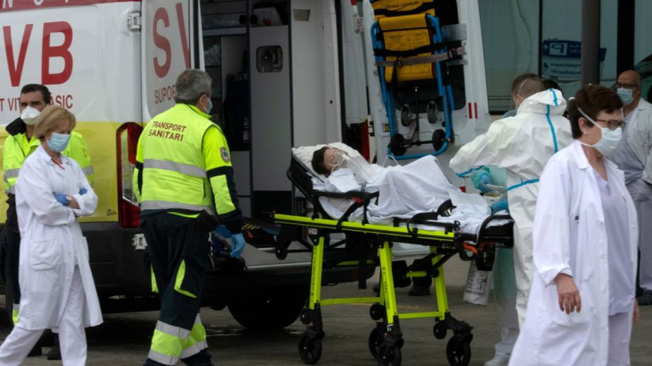Personal de salud traslada a una contagiada de coronavirus en un hospital de Valencia, este domingo 19 de abril.