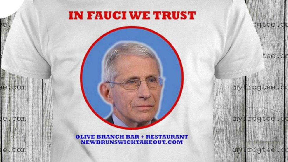Remeras con la imagen del doctor Fauci en venta en los Estados Unidos: "In Fauci we trust".