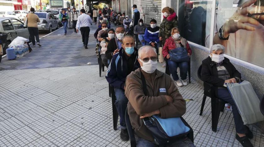 El 45% de los mayores de 70 años que llamaron al 147 salieron a la calle igual | Perfil