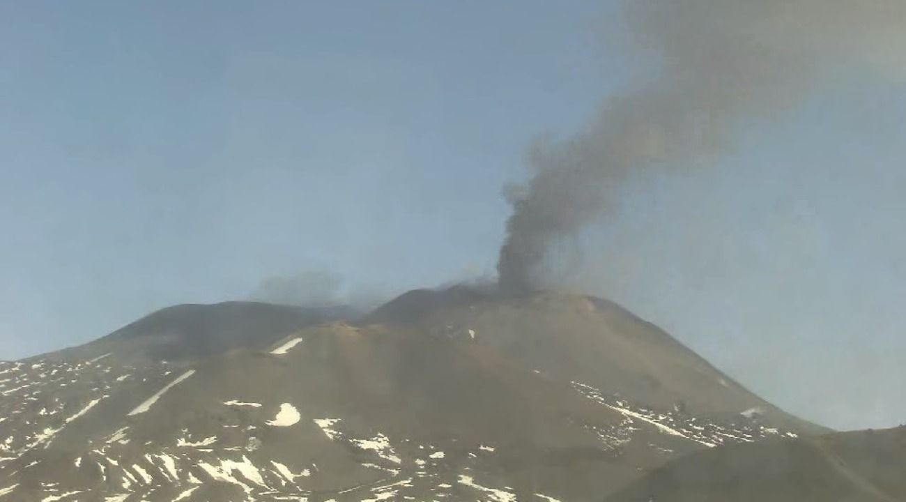 El Etna está ubicado en la costa este de Sicilia, entre las provincias de Mesina y Catania.