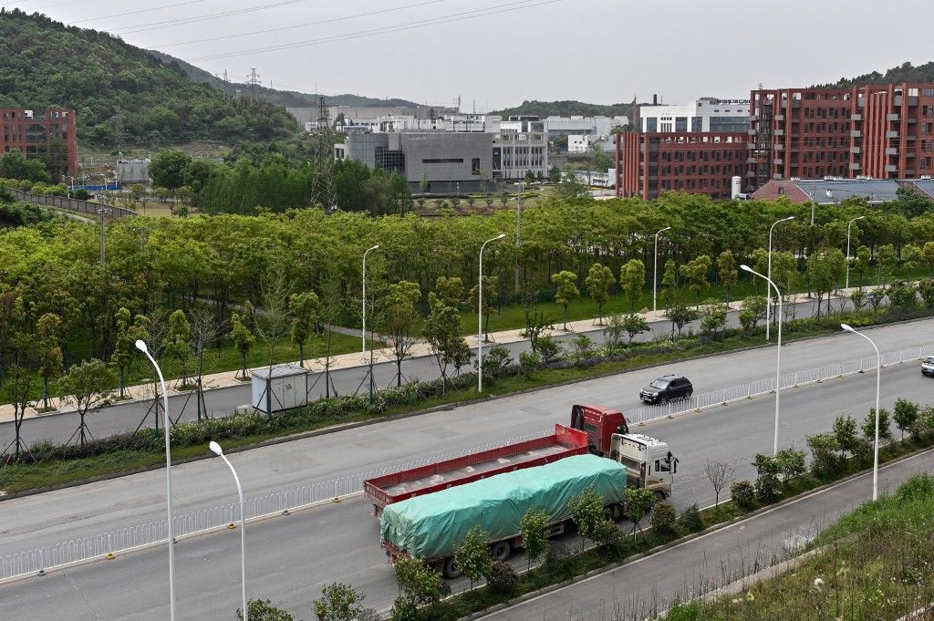 El laboratorio P4, de 3.000 m2, está localizado dentro de un edificio cuadrado con un anexo cilíndrico, cerca de un estanque, al pie de una colina boscosa, en las afueras de Wuhan.