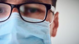 Existen al menos cuatro métodos sencillos y económicos de evitar que los lentes se empañen.