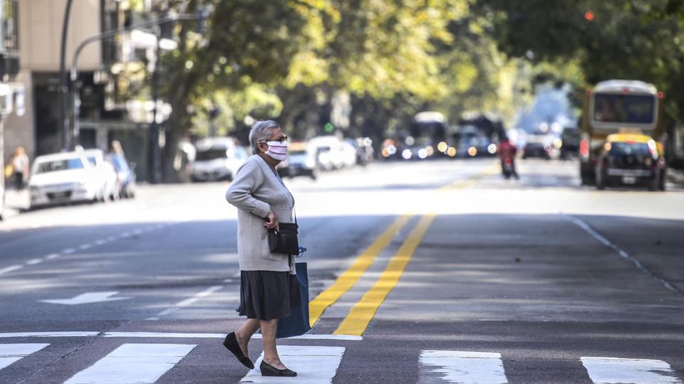 Buenos Aires: Una Persona mayor circula por la vía pública con el correspondiente uso del barbijo