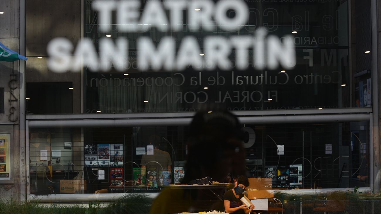 Confección de barbijos en los talleres del teatro San Martin por el coronavirus 