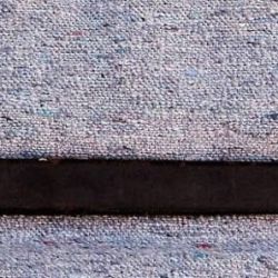 La vaina de cuero posee la cartera de bronce, lisa y de tres pulgadas de largo.