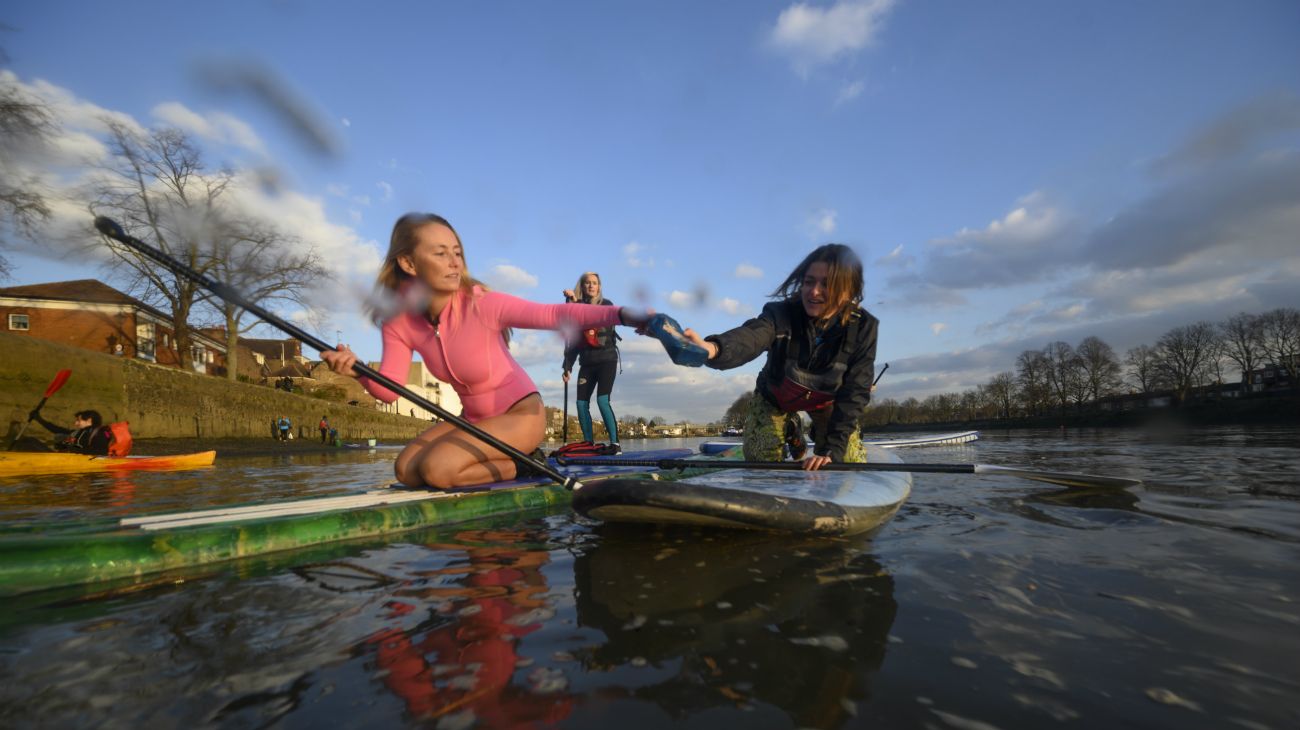 El 22 de abril se celebra el Día de la Tierra. Gran Bretaña: surfista protesta por cambio climático