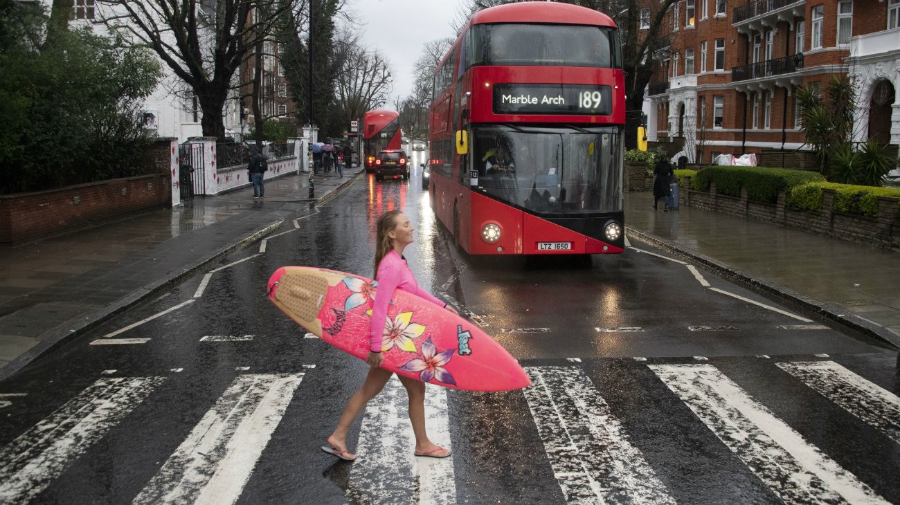 El 22 de abril se celebra el Día de la Tierra. Gran Bretaña. Surfista protesta por cambio climático