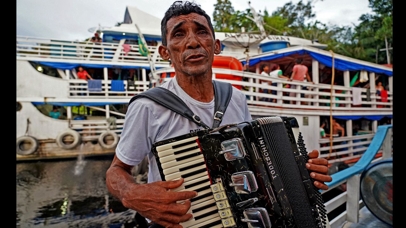 El 22 de abril se celebra el Día de la Tierra. Amazonas, Brasil. Acordeonista canta temas sobre deforestación