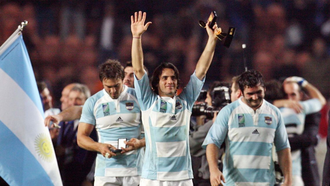 Argentinas scrum-half and captain Agustín Pichot (Center) and teammates celebrate at the end of the rugby union World Cup third place final match France vs. Argentina, 19 October 2007 at the Parc des Princes stadium in Paris. Argentina won 34-10.
