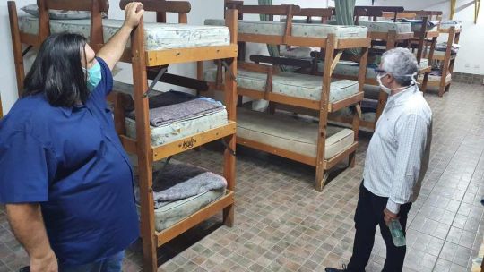 Roberto Baradel le presenta los alojamientos al Intendente de Tigre, Julio Zamora