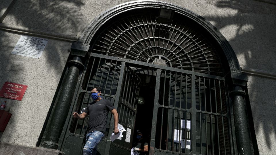 Un recluso liberado con un "indulto selectivo" abandona una cárcel en Santiago de Chile.