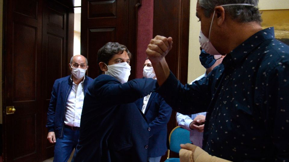 Kicillof garantizó a intendentes asistencia para pago de salarios y funcionamiento de las comunas.