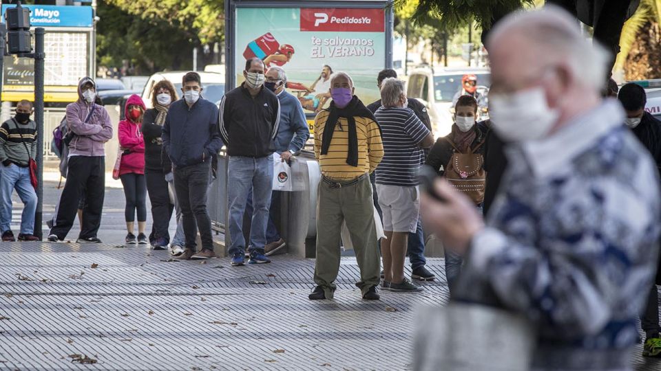Gente en la ciudad y viajando en transporte publico