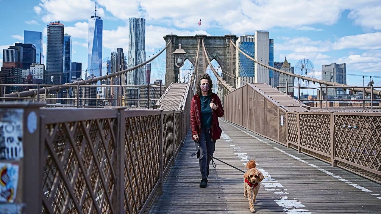 Mujer pasea a su perro por el puente de Brooklyn.  | Foto:DPA