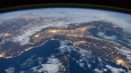 En du día, así se ve la Tierra desde el espacio.