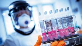 Científicos trabajando en un antídoto