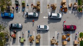 West Palm Beach: los autos se alinean en un centro de distribución de alimentos en el estacionamiento de Palm Beach Outlets. Las personas reciben un suministro para una semana de proteínas, productos frescos, huevos, leche y otros productos esenciales, en medio de la crisis del coronavirus. Foto: Gregg Lovett / ZUMA Wire / dpa.