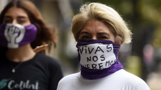 El partido Kolina regional La Plata lanzó la campaña "ante la pandemia machista, barbijo feminista" con el objetivo de visibilizar en las calles el reclamo contra la violencia de género y los femicidios en el contexto del aislamiento social, preventivo y obligatorio dispuesto por la pandemia de coronavirus.