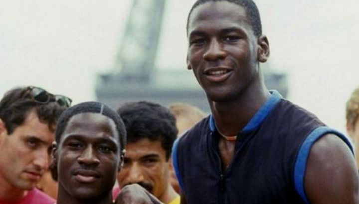 Un joven Michael Jordan (1.98 metros) junto a su hermano Larry (1.72).