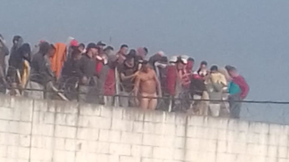 Los presos amotinados tomaron rehenes en el muro de la Unidad 23 de Florencio Varela.