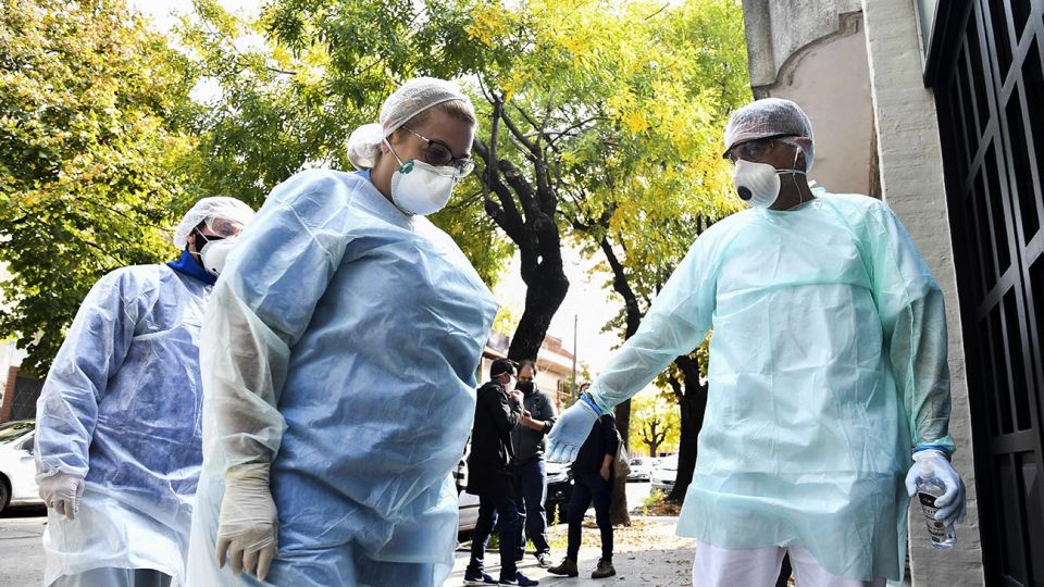 Familiares de adultos mayores de un geriátrico del barrio porteño de Parque Avellaneda se congregaron este mediodía frente al establecimiento para reclamar a las autoridades del PAMI y del Gobierno porteño que se realicen testeos a las 46 personas que residen allí, tras confirmarse una muerte por coronavirus y siete contagios.