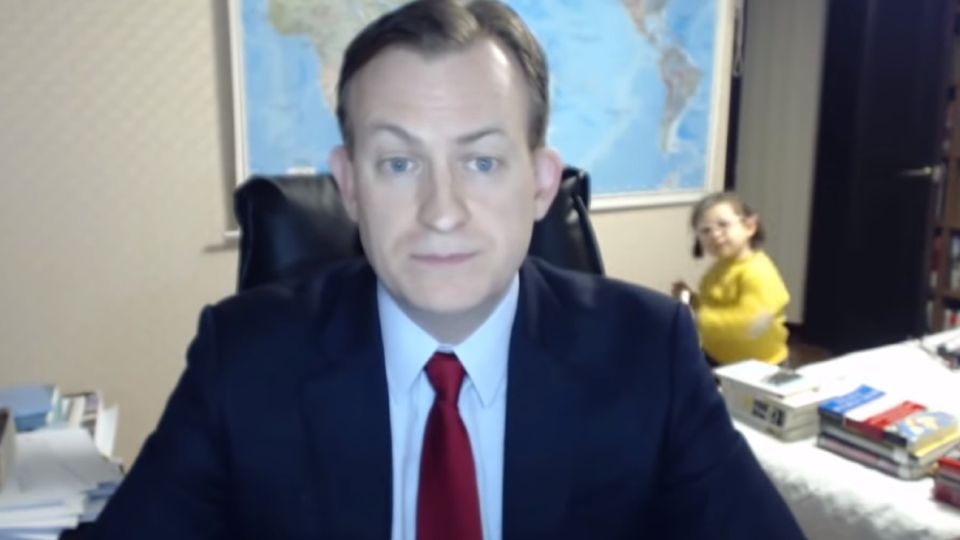 El profesor Richard Kelly saltó a la fama cuando sus hijos interrumpieron su entrevista con la BBC.