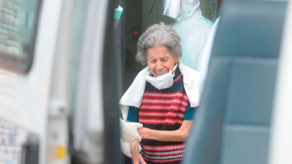 Traslado de adultos mayores del hogar San Lucas de parque Avellaneda