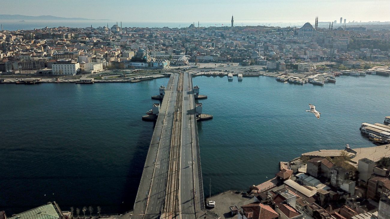 Puente Galata vacío en Estambul, Turquía