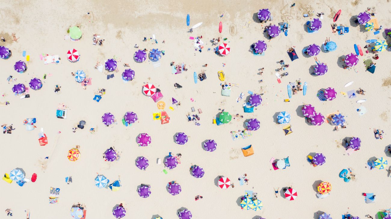 Personas reunidas en una playa en Hong Kong, China