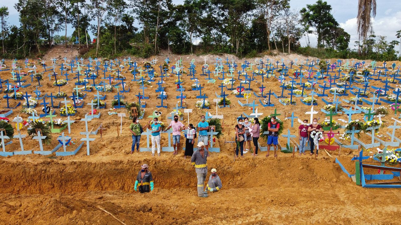 Entierro en cementerio Nossa Senhora Aparecida, en Manaos, selva amazónica de Brasil