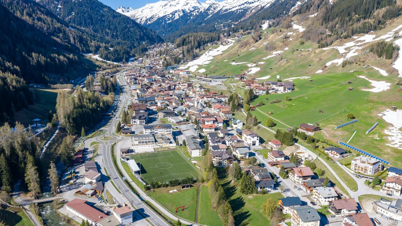   La localidad austríaca St. Anton am Arlberg in Tyrol, Austria, con su estación de esquí