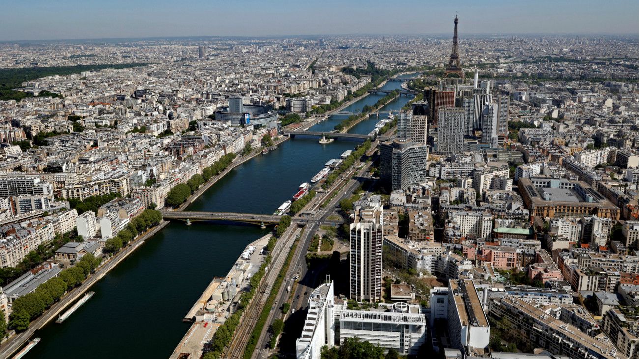 Vista aérea que muestra a la Torre Eiffel en París, Francia