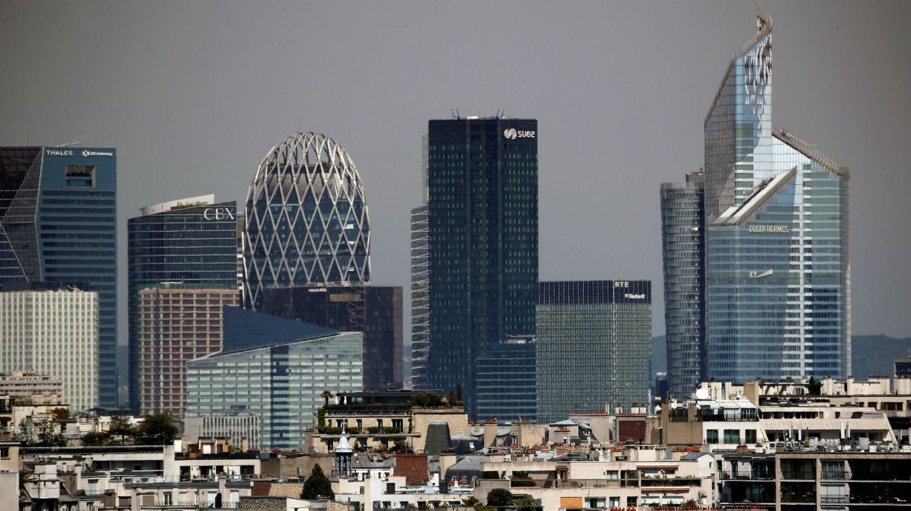 El moderno barrio de negocios La Defense, en París, Francia