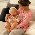 Natalie Weber le compró a su hija, Mía, una bebe de juguete igual a ella de niña