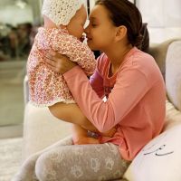Natalie Weber le compró a su hija, Mía, una bebe de juguete igual a ella de niña