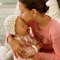 Natalie Weber le compró a su hija, Mía, una bebe de juguete igual a ella de niña
