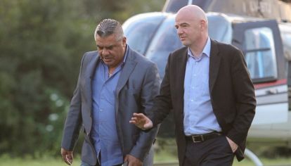CHIQUI TAPIA Y GIANNI INFANTINO CHARLAN DURANTE UN ENCUENTRO EN 2018.