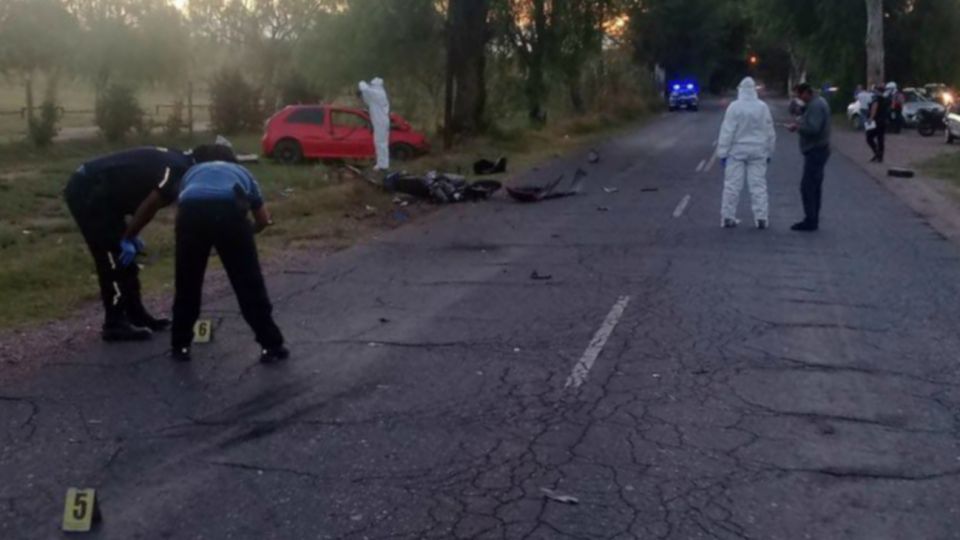 Peritos trabajan en la ruta 50, donde se produjo el accidente fatal.