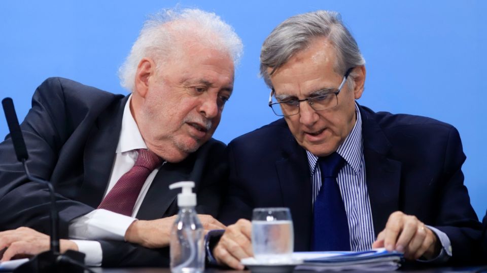 El ministro de Salud, Ginés González García, junto al infectólogo Eduardo López.