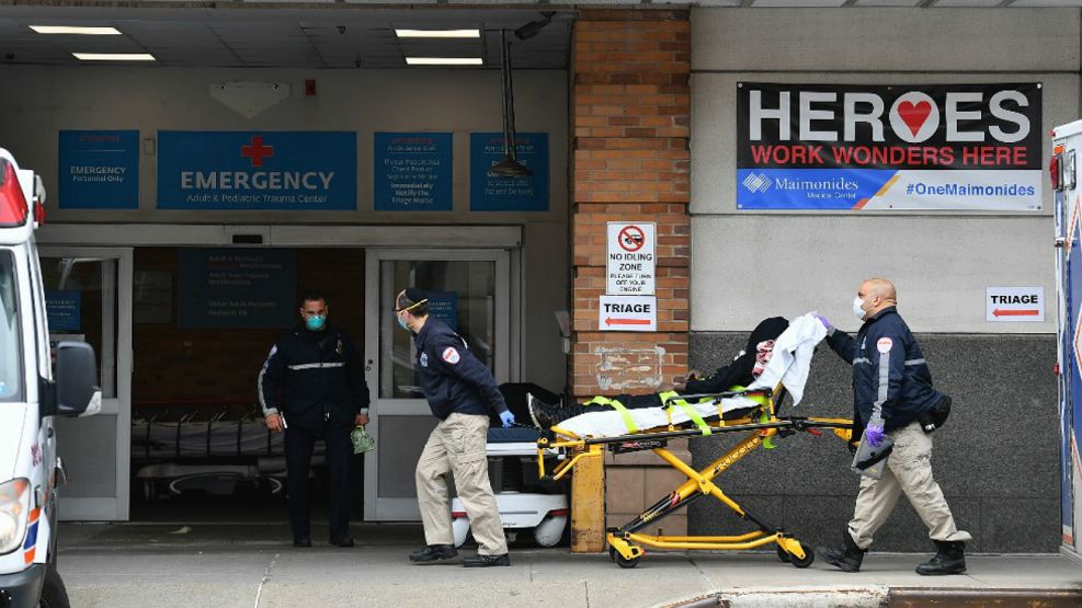 Un enfermo por coronavirus ingresa a un centro hospitalario en Brooklyn. 