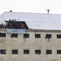 2020-04-24 - 13:22:00 hs.  Buenos Aires: Presos del penal de Villa Devoto reclaman excarcelaciones ante el coronavirus  Presos de la carcel federal del barrio porteno de Villa Devoto realizaban hoy una protesta en reclamo de excarcelaciones ante la pandemia del coronavirus, informaron fuentes judiciales, policiales y del Servicio Penitenciario Federal (SPF) | Foto:telam