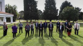 2020-04-23 - 14:46:00 hs. Buenos Aires: Alberto Fernandez reunido con comite de expertos médicos y científicos El presidente Alberto Fernandez encabezo una reunion en la residencia de Olivos con el comite de expertos médicos y cientificos, para analizar los pasos a seguir respecto a la pandemia del coronavirus Covid-19