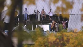 2020-04-24 - 13:22:00 hs. Buenos Aires: Presos del penal de Villa Devoto reclaman excarcelaciones ante el coronavirus Presos de la carcel federal del barrio porteno de Villa Devoto realizaban hoy una protesta en reclamo de excarcelaciones ante la pandemia del coronavirus, informaron fuentes judiciales, policiales y del Servicio Penitenciario Federal (SPF)