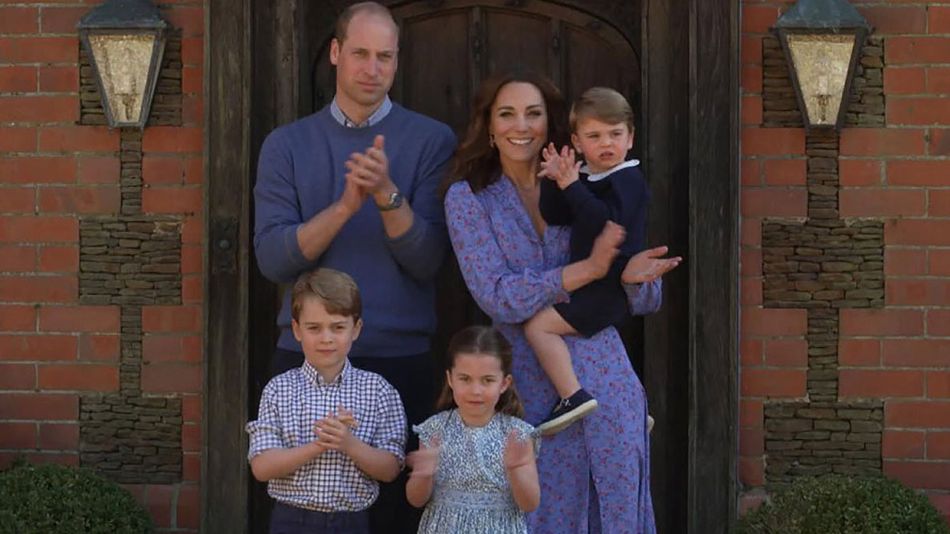 El príncipe William, Kate Middleton y sus tres hijos se unieron a aplauso solidario a los médicos