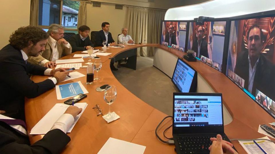 La reunión del presidente Alberto Fernández con especialistas en salud y los gobernadores, este viernes en Olivos.