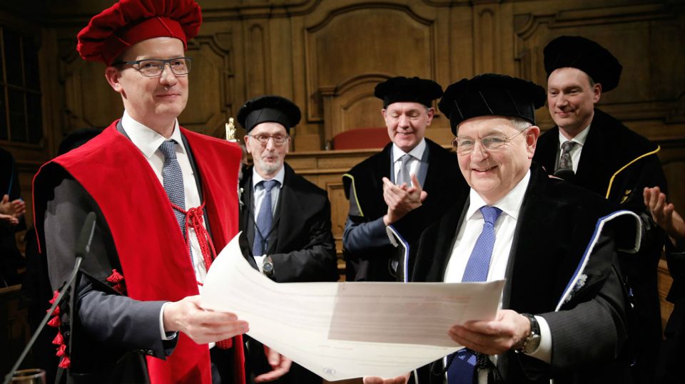 Martin Wolf recibió la Orden del Imperio Británico. Es doctor honoris causa, por la Universidad de Nottingham y doctor en Ciencias de la Economía por la Universidad de Londres.