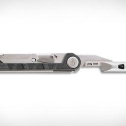 Trae un destornillador de 2.5” de largo que puede girarse y usarse según nuestras necesidades.