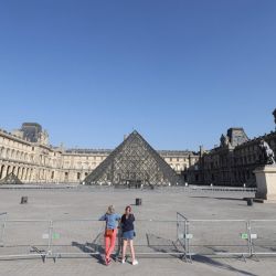 Dos mujeres miran el museo cerrado del Louvre, el 23 de abril de 2020 en París, mientras el país está cerrado para detener la propagación de la pandemia de Covid-19 causada por el nuevo coronavirus. (Foto por Ludovic MARIN / AFP). | Foto:afp