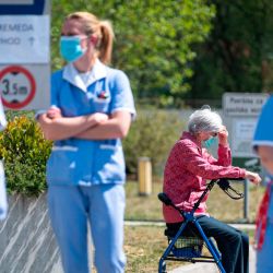  Eslovenia. Los empleados de Domzale Elderly Care Home organizan una protesta de quince minutos exigiendo al gobierno que mejore sus condiciones de trabajo durante la epidemia de coronavirus el 24 de abril de 2020 en Domzale, Eslovenia. (Foto por Jure Makovec / AFP). | Foto:afp