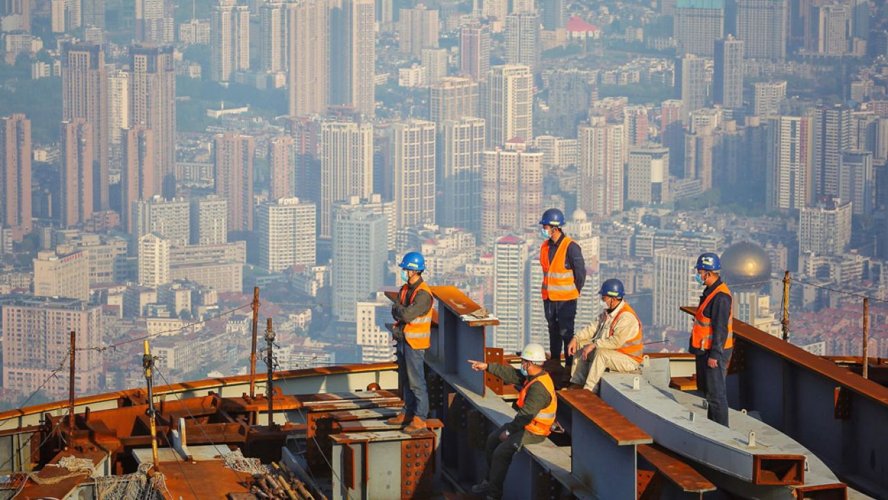 China. Los empleados usan máscaras faciales mientras trabajan en el sitio de construcción del Centro de Groenlandia Wuhan, un rascacielos de 636 metros de altura, en Wuhan, en la provincia central de Hubei de China el 24 de abril de 2020. (Foto de STR / AFP) | Foto:afp